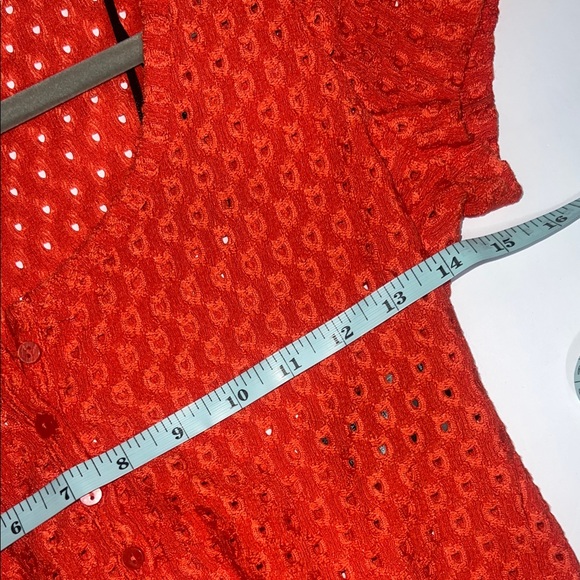 Women’s H&M Red Eyelet Button-Front Crop Top Size M - Picture 5 of 6